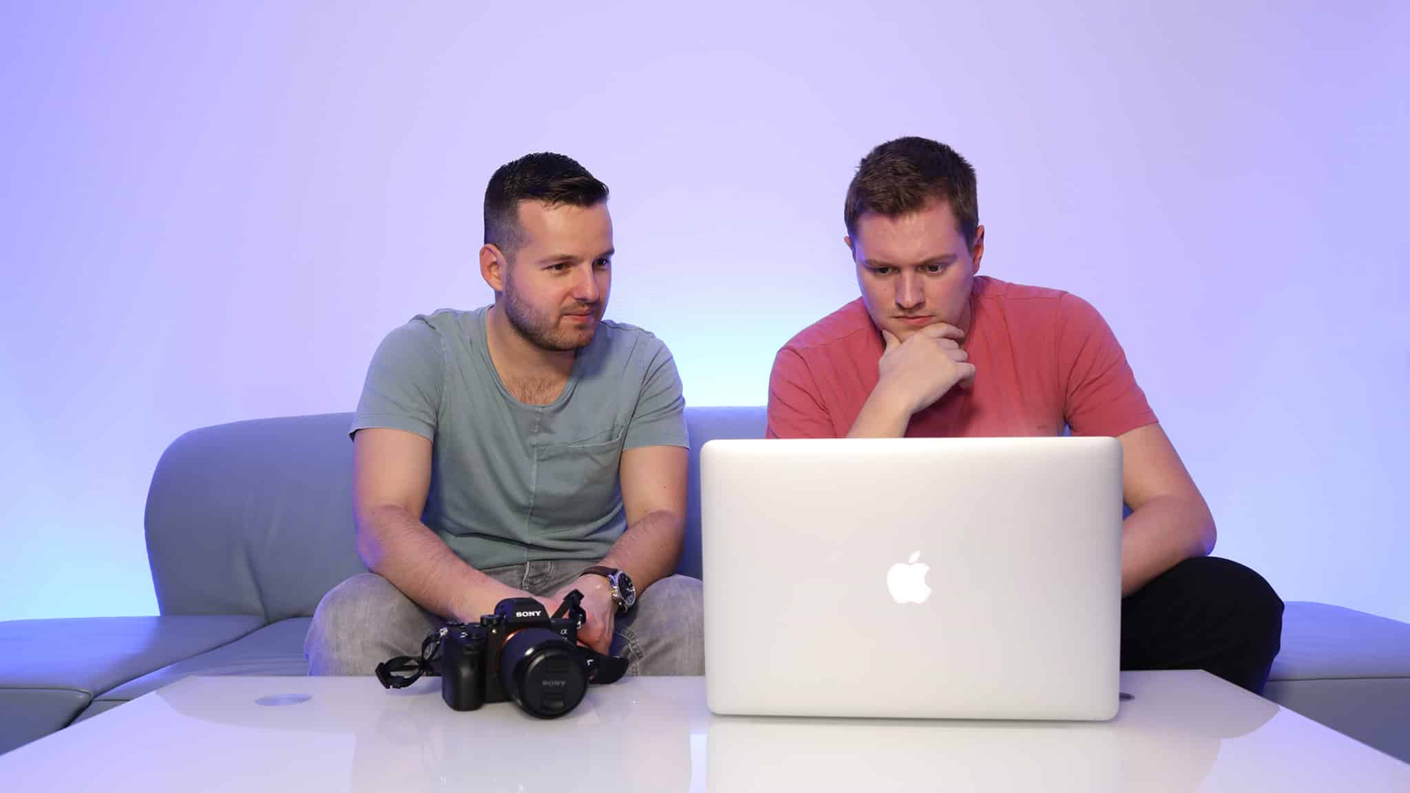 Zwei Männer mit Laptop und Kamera.